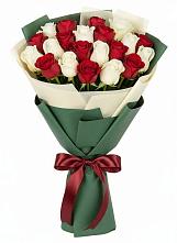 Букет Микс из красных и белых роз в Костерево