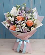 Букет цветов из:  Лизиантусы, Розы, Альстромерии и Гипсофила в Костерево