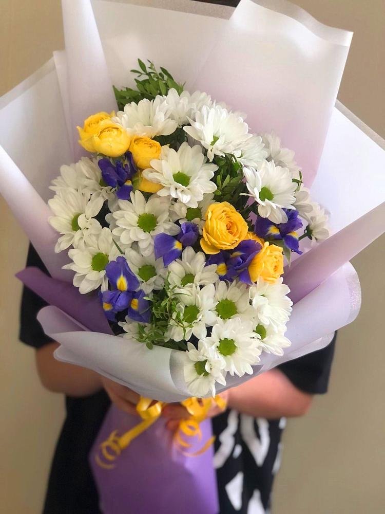 Букет цветов из: Ирисы, Хризантемы и Розы в Костерево