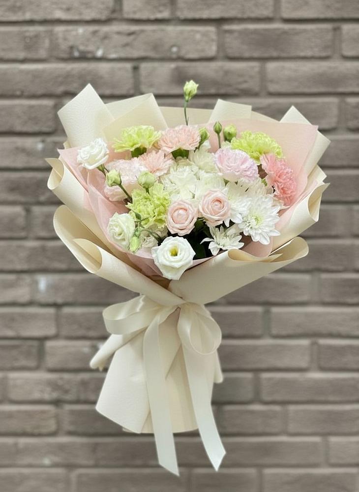 Букет цветов из: Гвоздики, Розы, Лизиантусы и Хризантемы в Костерево