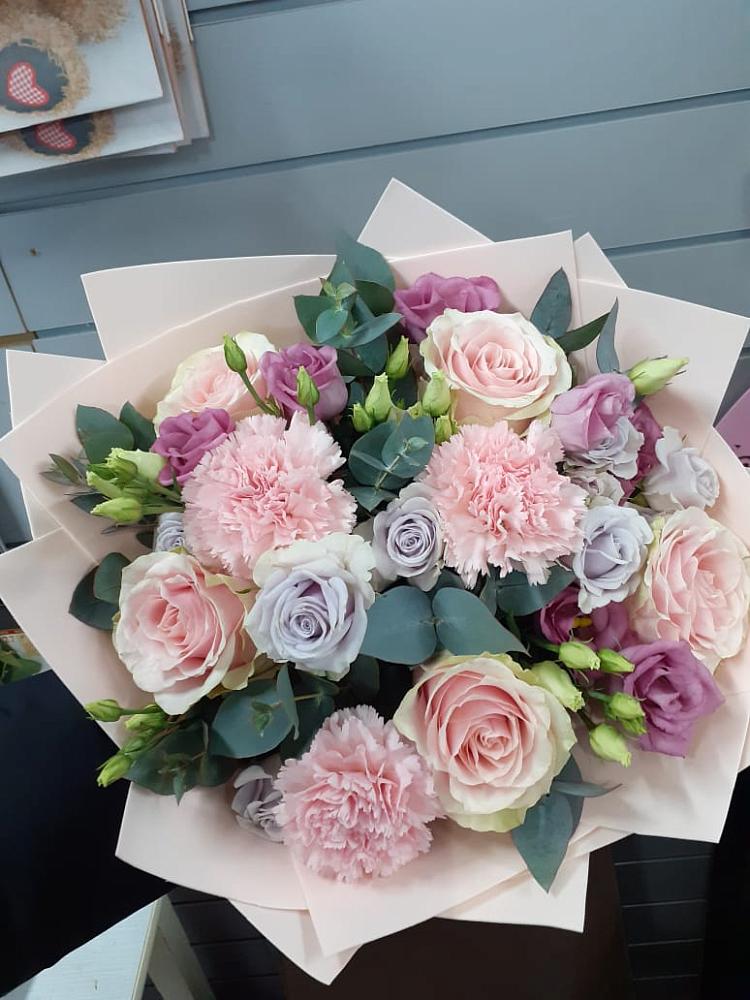 Букет цветов из: Розы, Гвоздики и Лизиантусы в Костерево