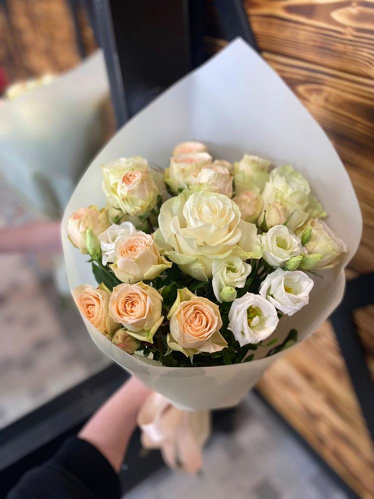 Букет цветов из: Розы и Лизиантусы в Костерево